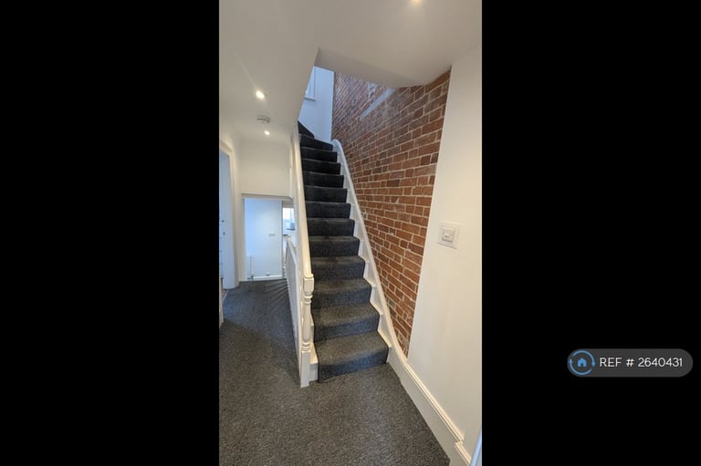 3 bedroom flat in Wincheap, Canterbury, CT1 (3 bed) (#2640431)