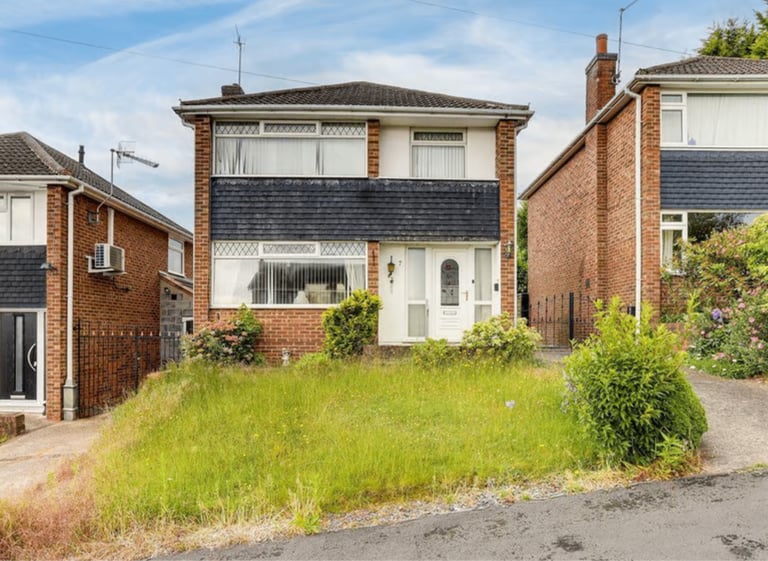 Modern 3-Bedroom House | Renovated | Fitted Kitchen | Garden | Gloucester Avenue, Nottingham - NG7