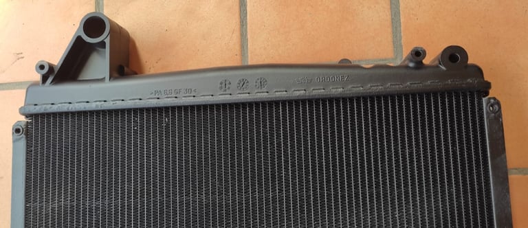 Water radiator Ferrari California