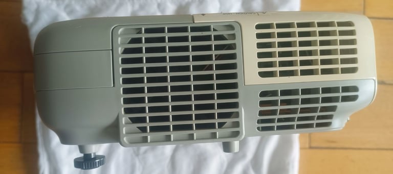 Epson LCD Projector model H353B with original remote control and power cable FAULTY