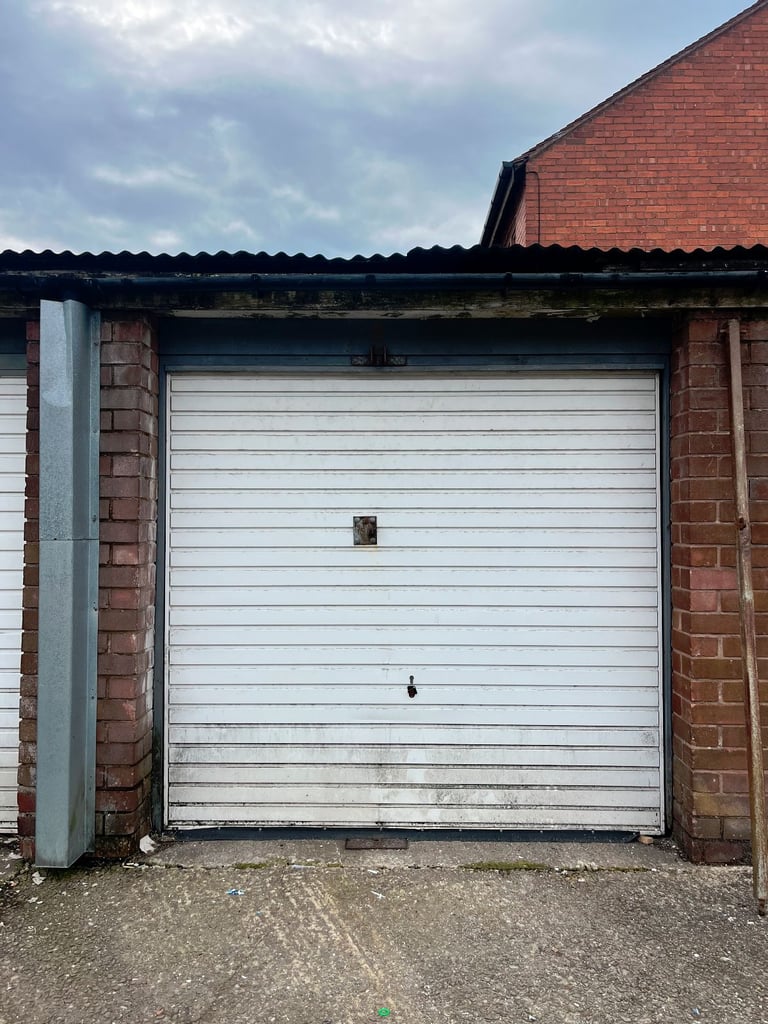 Garage To Rent 2.1m x 6m - Leigh