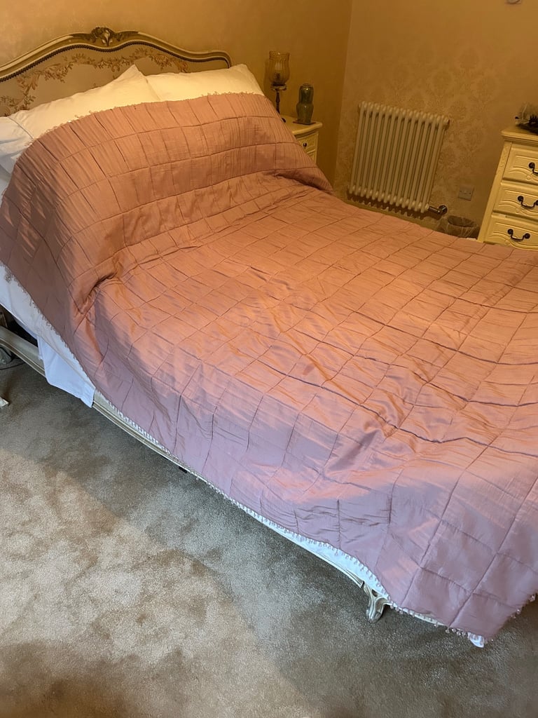 Laura Ashley Throw & 2 Cushions Set