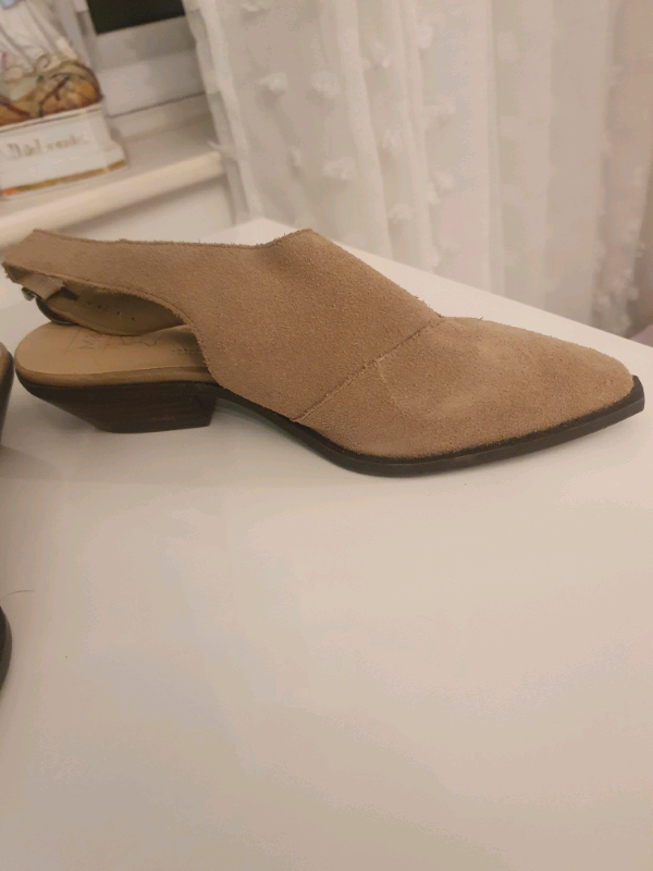 Flat shoes
