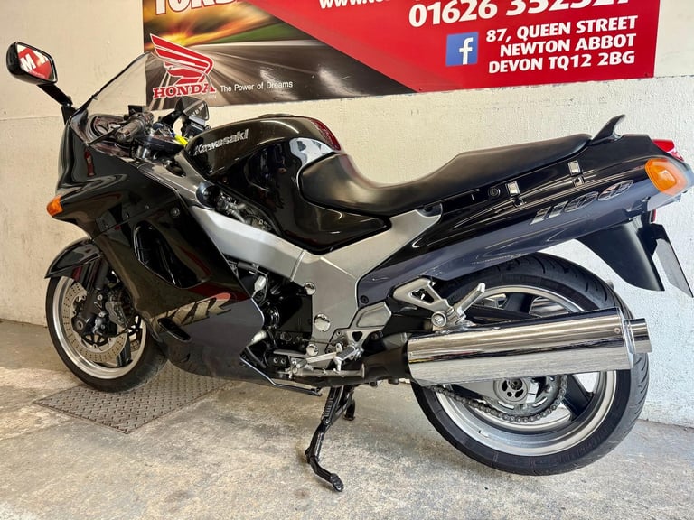 KAWASAKI ZZR1100-D6 SPORTS TOURER 1998 S REG 21877 MILES A STUNNING BIKE
