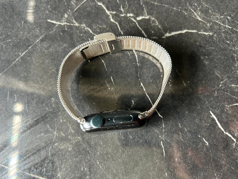Apple Watch SE 2022 40MM very good condition 