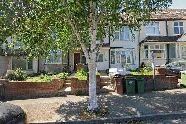 STUDIO FLAT LOCATED IN SUTTON AVAILABLE IMMEDIATELY!