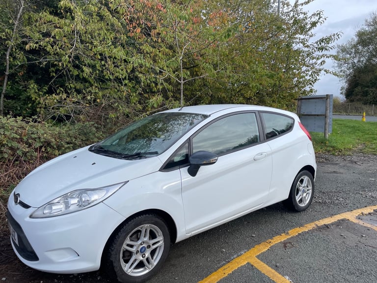 FORD FIESTA 1.2 ZETEC 11 REG WHITE 12 MONTHS MOT LOW INSURANCE 48+ MPG