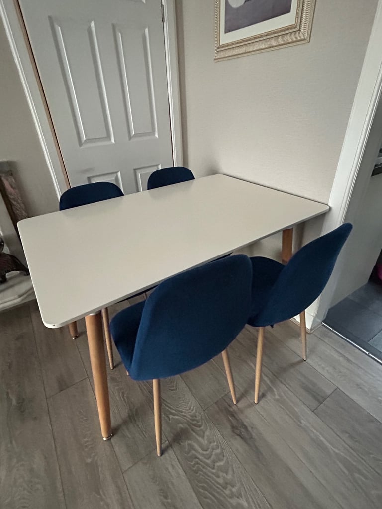 Dining table and 4 velvet chairs