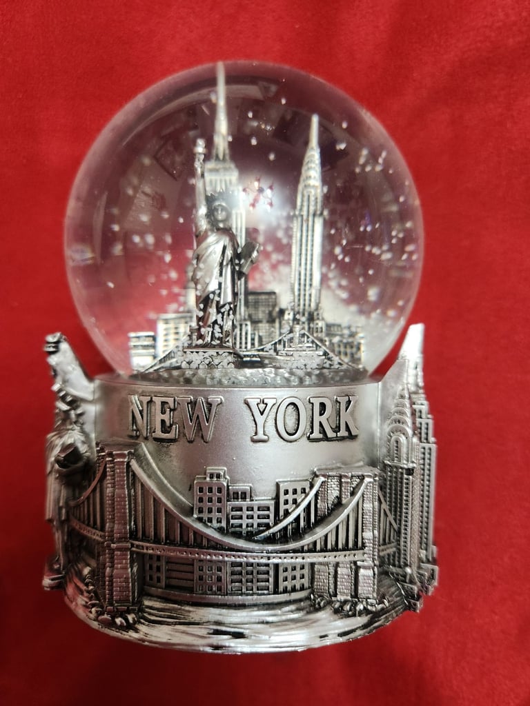 NEW YORK MUSICAL SNOW GLOBE - Nice gift