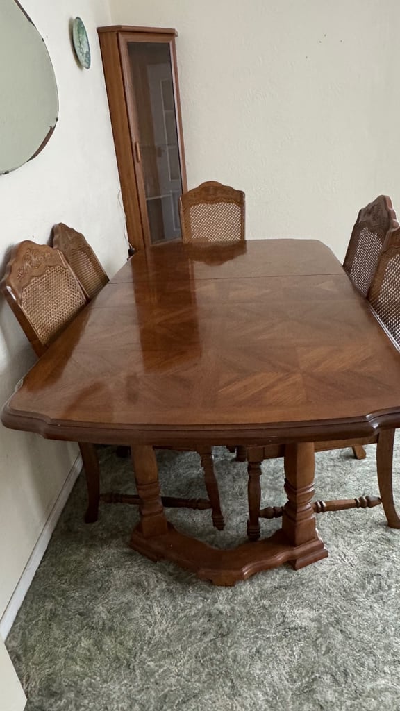 Extendable Wooden Dining table + 6 chairs