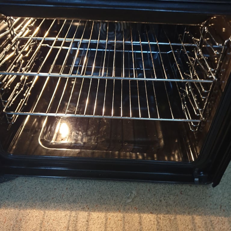 Indesit id67v9  electric cooker  approx  2. Years old 