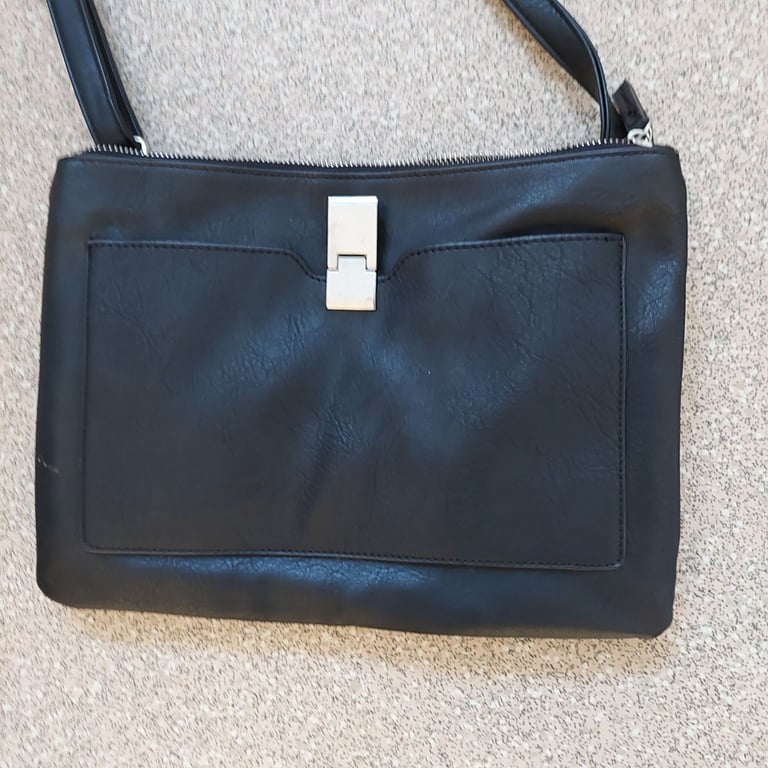 Large handbag two zips opening 