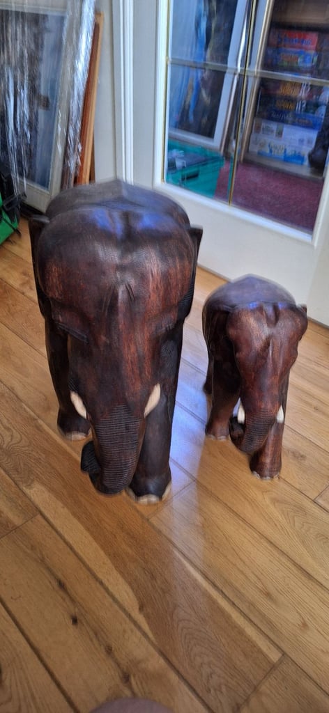 Amazing Elephant (15kg) Hand carved wood, in one piece. An eye catcher imported from Thailand