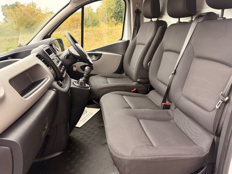 2025 Renault Trafic NO VAT, ONE OWNER, SL29 dCi 95 Business Van Van  Diesel Manual