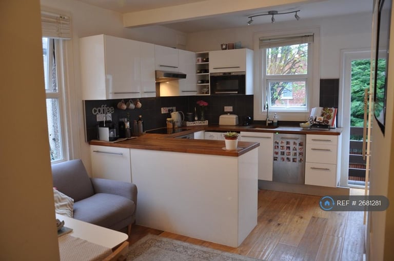 2 bedroom flat in Kingston Road, London, SW20 (2 bed) (#2681281)