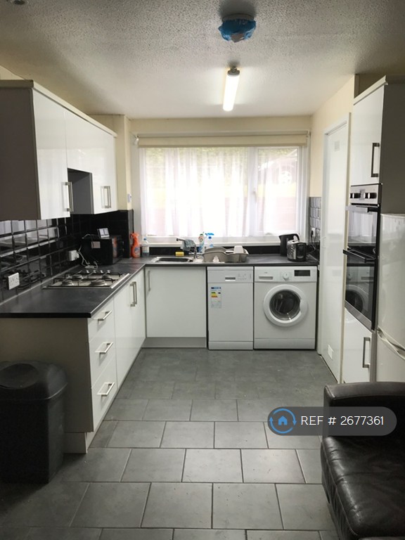 5 bedroom house in Park Barn Drive, Guildford, GU2 (5 bed) (#2677361)