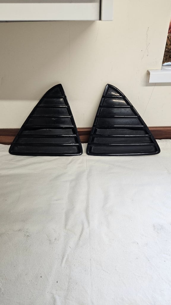 GENUINE FORD FOCUS MK3 TITANIUM X FRONT GRILLS AND BOTTOM GRILLS 