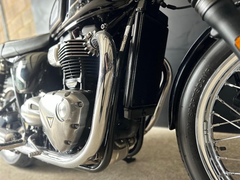 STUNNING LOW MILEAGE 2020/20 TRIUMPH BONNEVILLE T100 MOTORCYCLE
