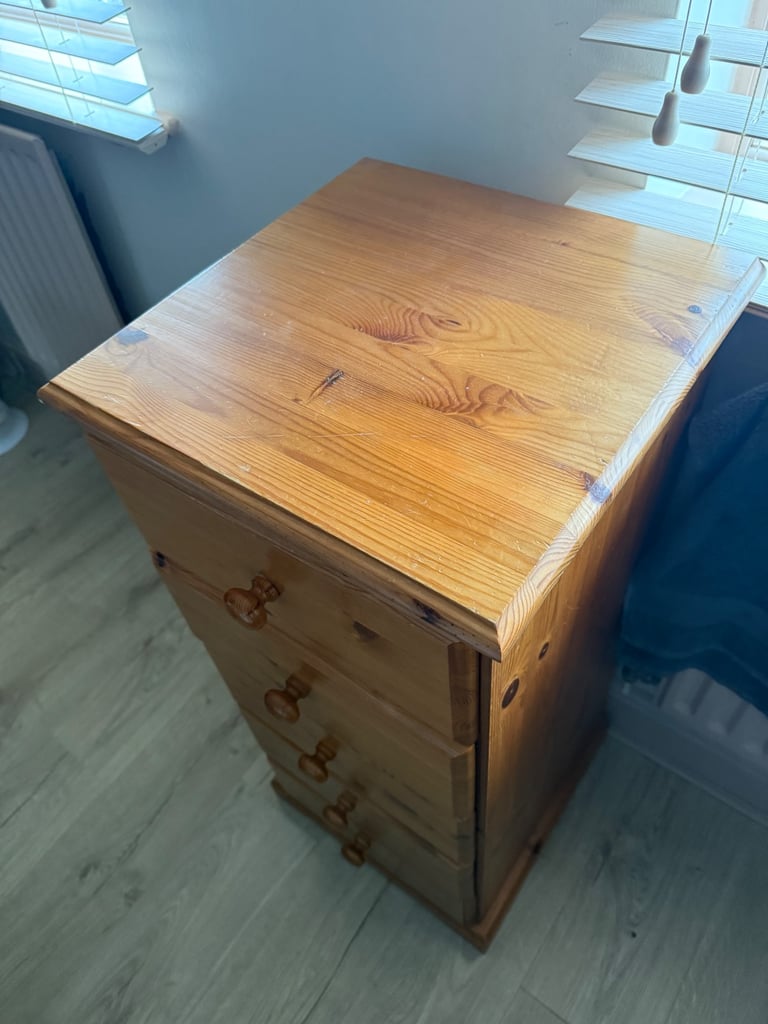 Small pinewood chest of drawers 