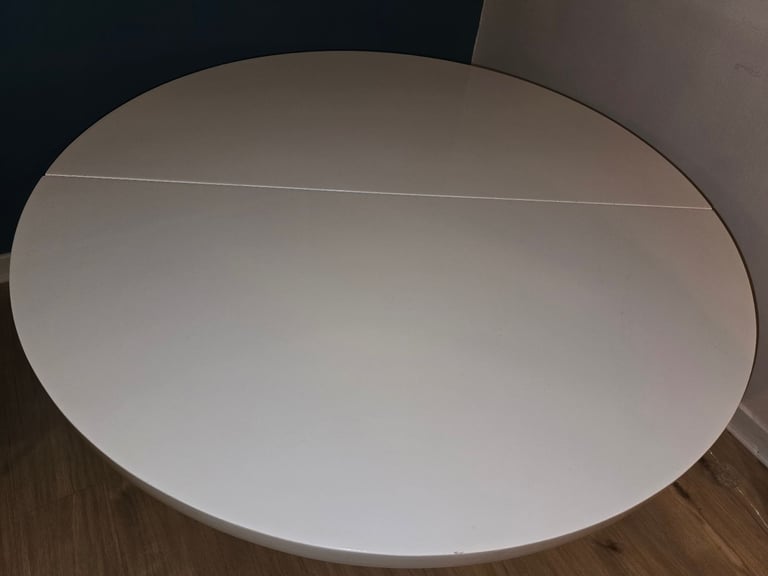 Extending gloss dining table 