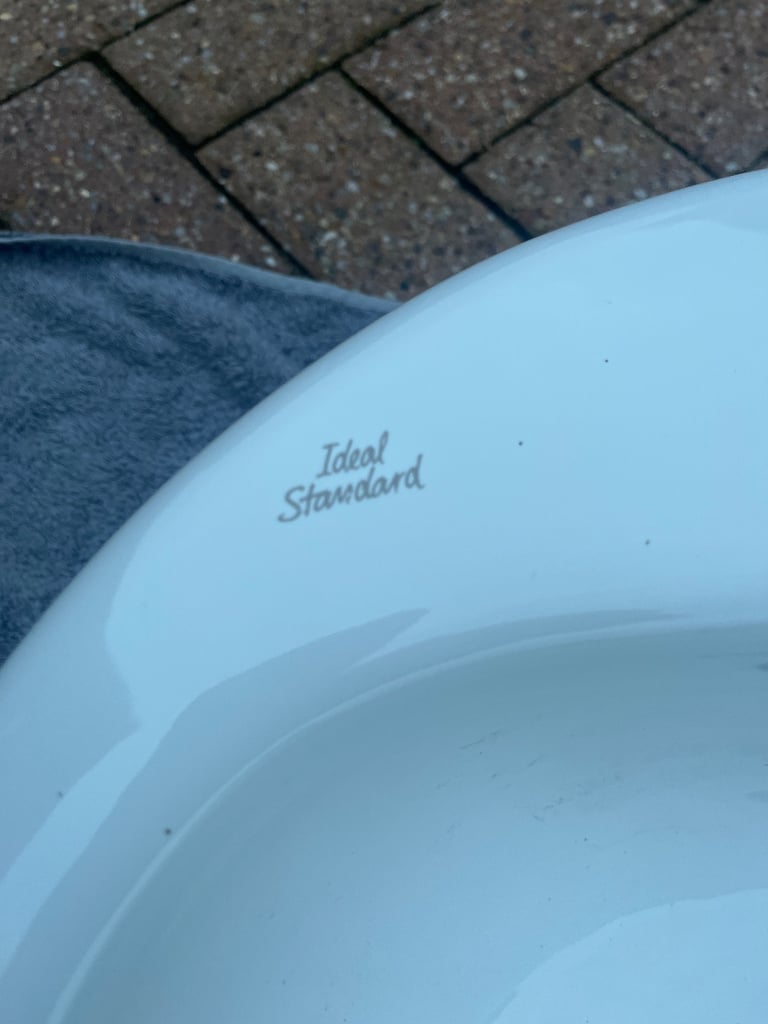 Oval countertop basin 