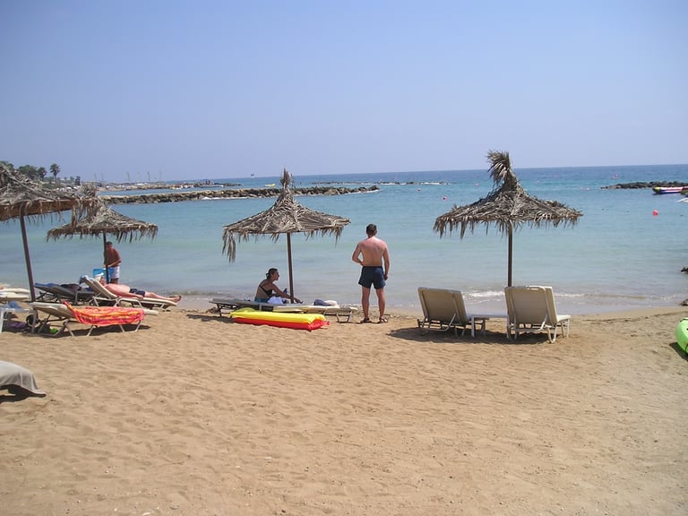 PAPHOS SELF-CATERING POOLSIDE VILLA APARTMENT TO RENT FOR HOLIDAYS IN CYPRUS LONG-TERM WINTER LETS