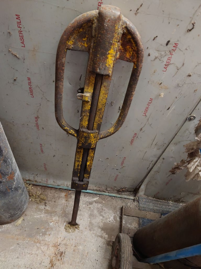 A Double Handle Heavy Duty Tyre Bead Breaker 
