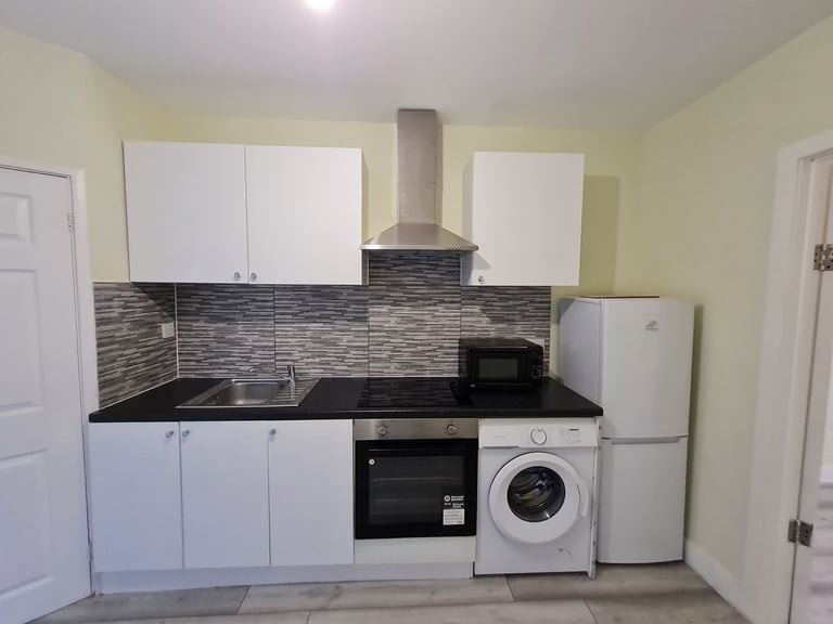 SELF CONTAINED STUDIO in Purley Avenue NW2 1SJ