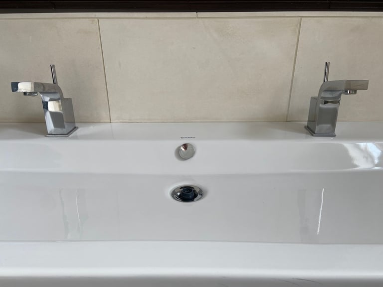 £250 0N0 DURAVIT DOUBLE ENDED BATH AND DOUBLE SINK CABINET SET SECOND HAND