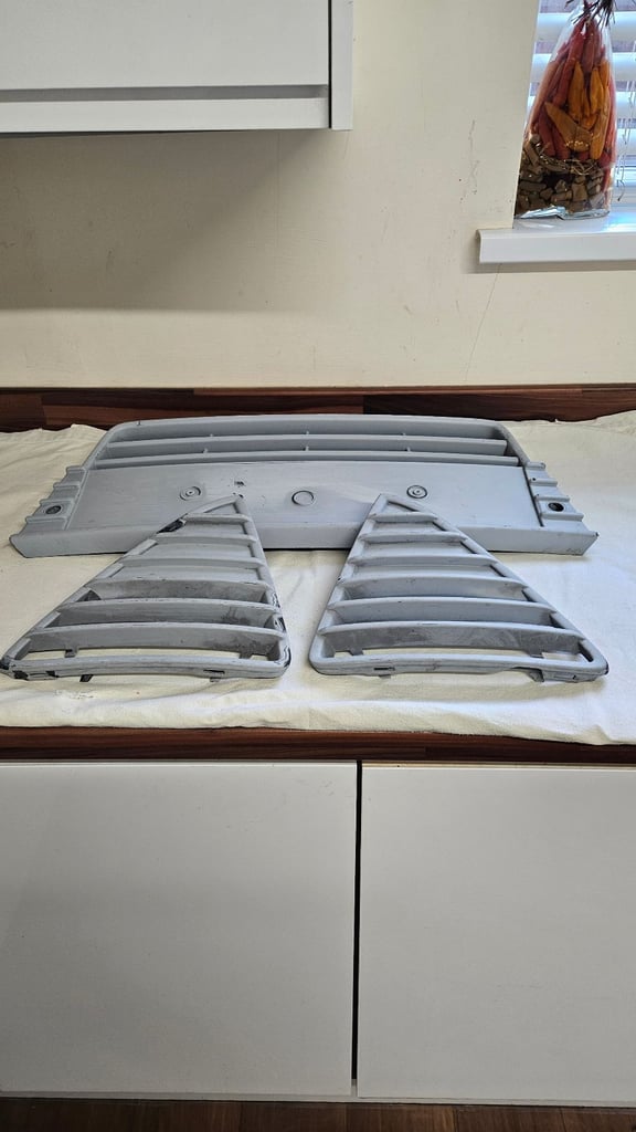 GENUINE FORD FOCUS MK3 TITANIUM X FRONT GRILLS AND BOTTOM GRILLS 