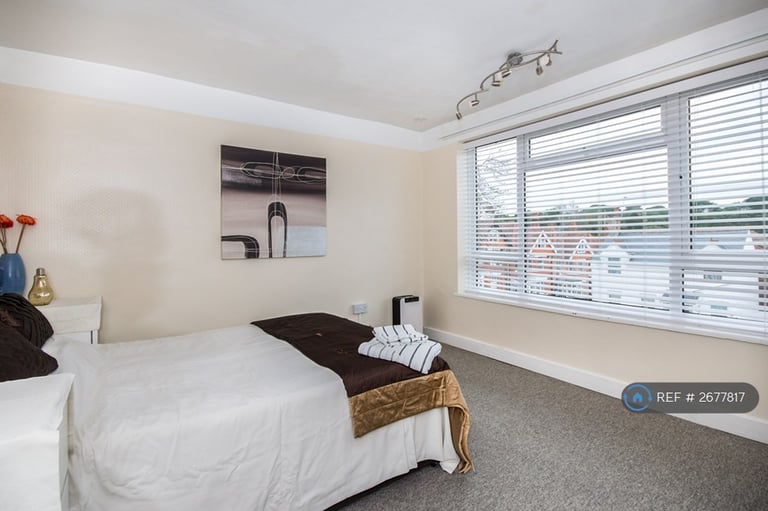 2 bedroom flat in Burnaby Road, Bournemouth, BH4 (2 bed) (#2677817)