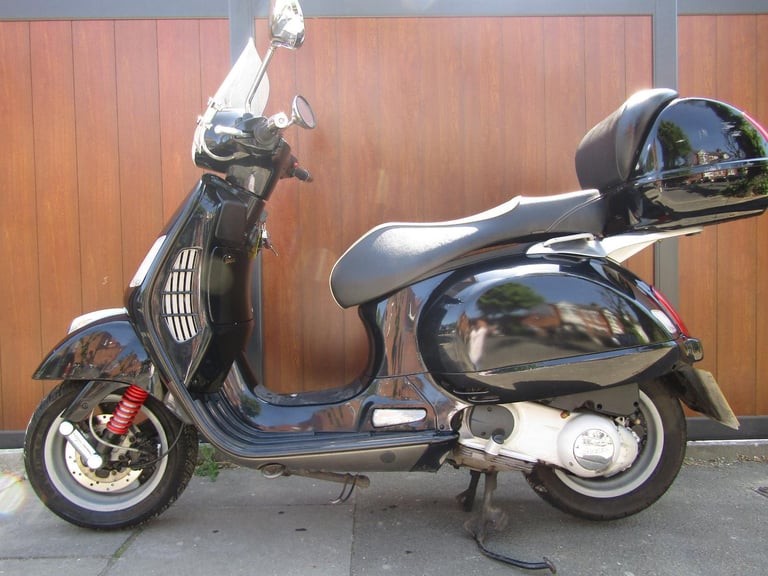Piaggio Vespa GT 200/ 300 LOW MILES 11,600.. GOOD ALL ROUND ULEZ FRIENDLY..2007