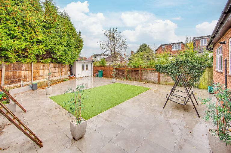Spacious modern 4 bedroom house, located off shirehall Lane, NW4