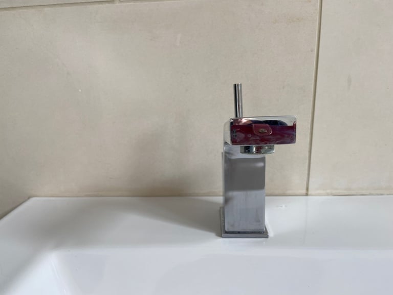 £250 0N0 DURAVIT DOUBLE ENDED BATH AND DOUBLE SINK CABINET SET SECOND HAND