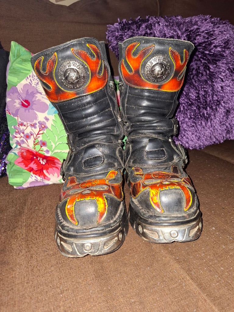 Newrocks boots size 4
