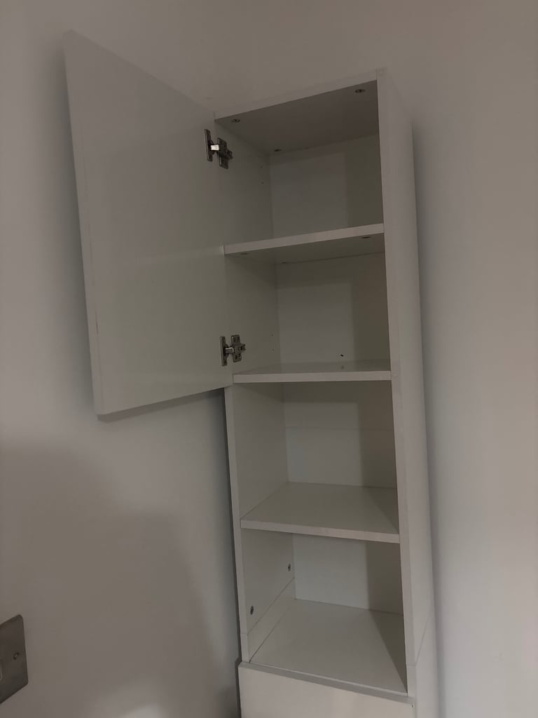 Bathroom/bedroom cabinet storage tower 