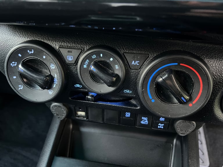 TOYOTA HILUX 2.4 D-4D 150PS ICON AUTOMATIC 4X4 UTILITY PICKUP 73 29,700 MILES