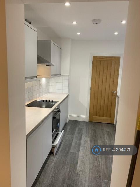 1 bedroom flat in Adrian Square, Westgate-On-Sea, CT8 (1 bed) (#2644171)