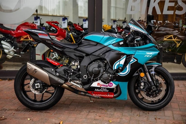 Yamaha R1 PETRONAS PAINT ! AKRO ! STUNNING