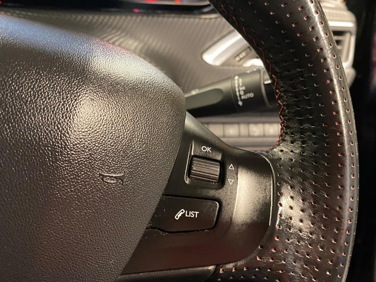 PEUGEOT 208 1.2 PureTech GT Line 2015