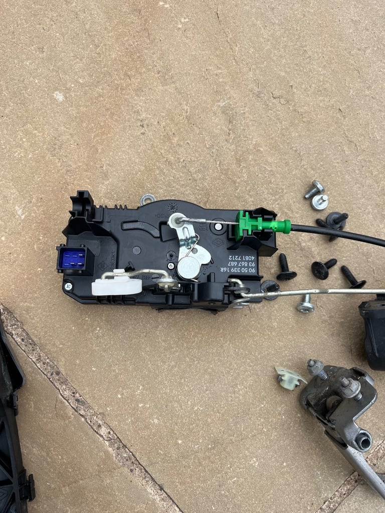 Renault Trafic back door handles and locking system 