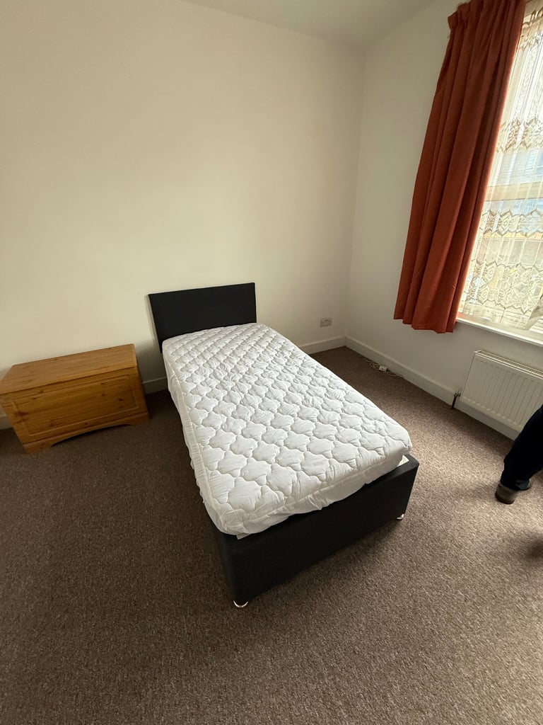 Single divan bed and mattress 