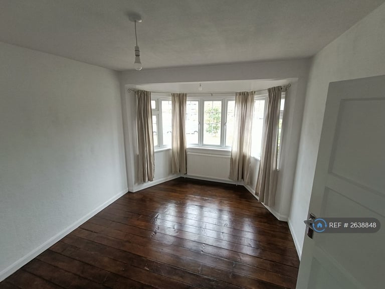 3 bedroom house in Broughton Avenue, Richmond, TW10 (3 bed) (#2638848)