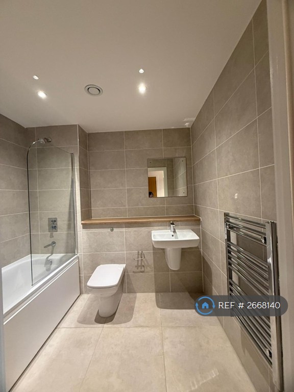 2 bedroom flat in Michigan Point Tower D, Salford, M50 (2 bed) (#2668140)