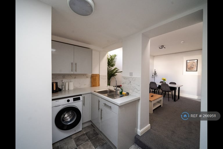Studio flat in Kingston House, Southsea, PO5 (#2669511)
