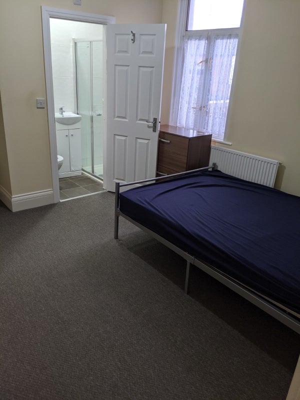 5 bedroom house in Beautiful Shared Accommodation â Ensuite Double Rooms Available in Ilford, Redbri