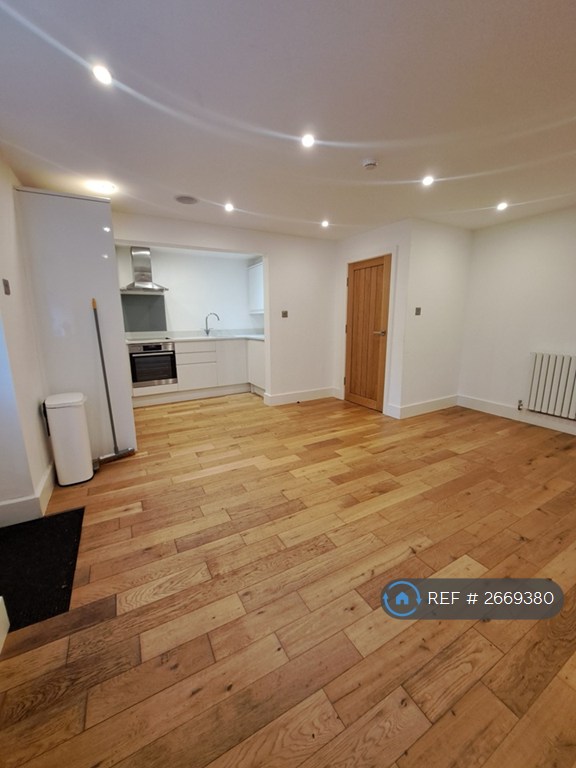 2 bedroom flat in Harrogate Road, Leeds, LS7 (2 bed) (#2669380)