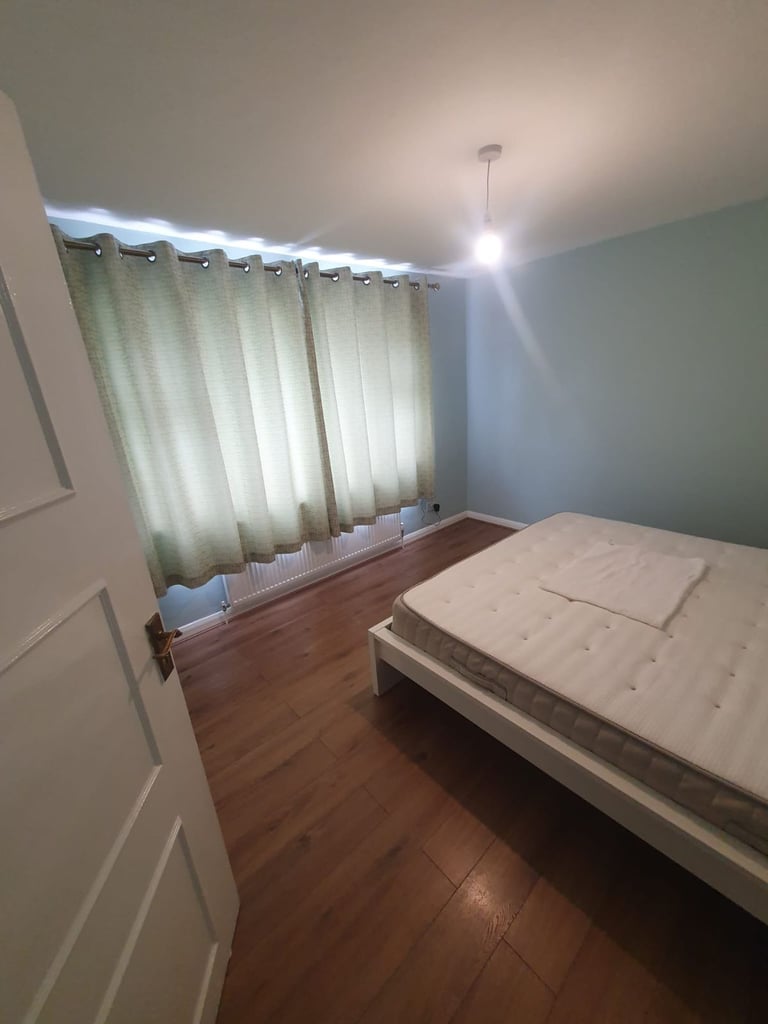 Large room with super king bed - bathroom, WC and kitchen (UB5 6JB)