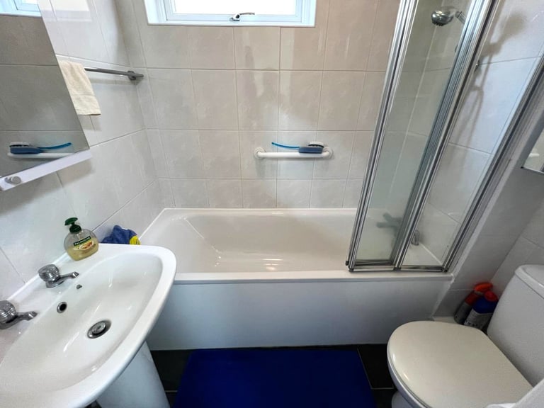 Excellent condition 2 bedrooms 2 receptions terrace house in woodford Green, ilford