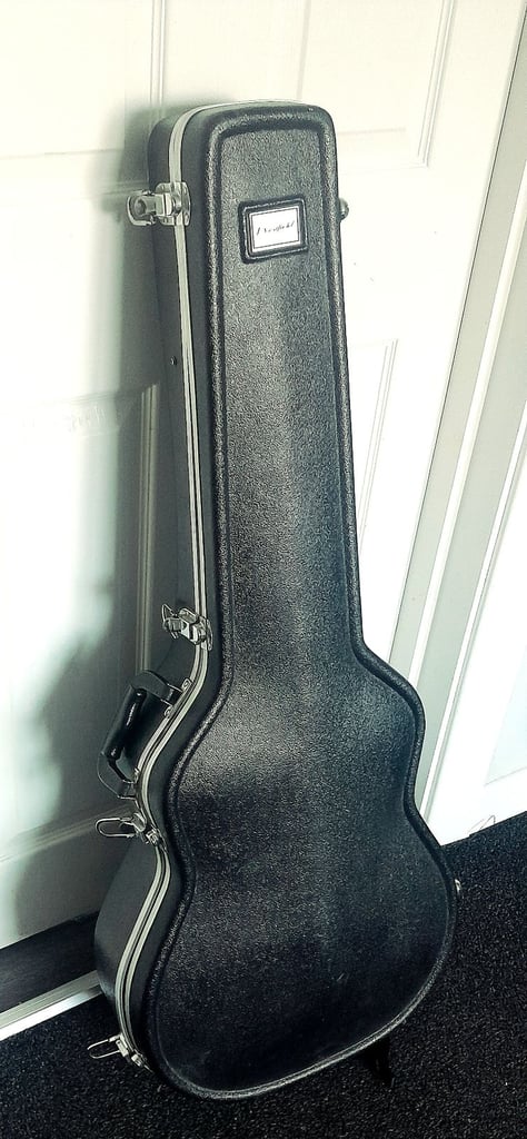 Yamaha APX500 electro acoustic guitar with hard case